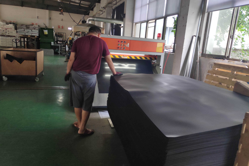 plastic-slip-sheet--cutter