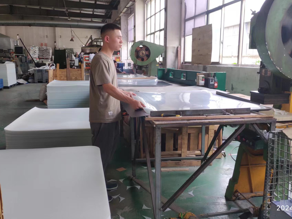 plastic-slip-sheet-corner-cut